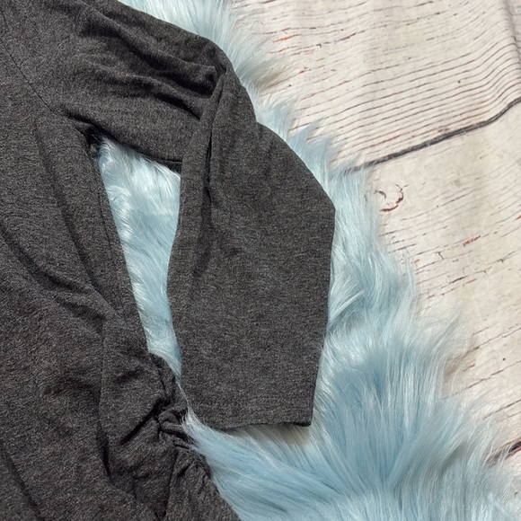 Isabella Oliver Maternity Grey V Neck Quarter Sleeve Top sz 1 - Picture 5 of 10